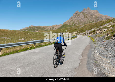 Weibliche Radfahrer in Vesteralen, Norwegen. Stockfoto