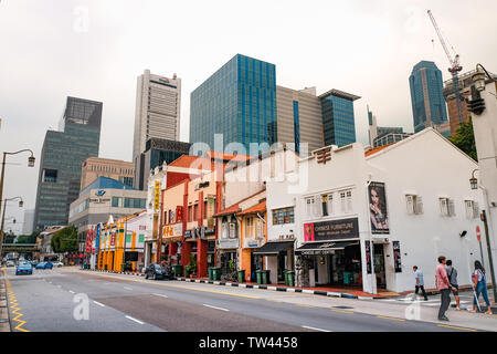 Eine Ansicht von South Bridge Road in Richtung Boat Quay Singapur zeigen die gegensätzlichen Architektur von modernen Wolkenkratzern und älteren Gebäuden. Stockfoto