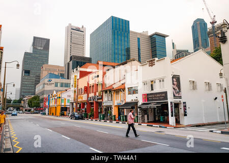 Eine Ansicht von South Bridge Road in Richtung Boat Quay Singapur zeigen die gegensätzlichen Architektur von modernen Wolkenkratzern und älteren Gebäuden. Stockfoto