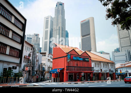 Eine Ansicht von South Bridge Road in Richtung Boat Quay Singapur zeigen die gegensätzlichen Architektur von modernen Wolkenkratzern und älteren Gebäuden. Stockfoto