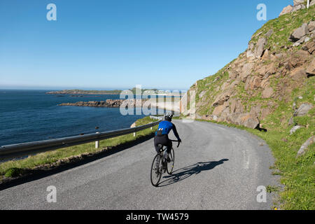 Weibliche Radfahrer in Vesteralen, Norwegen. Stockfoto