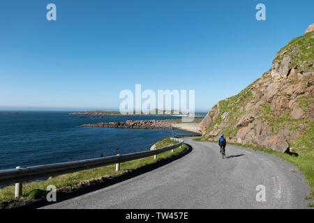 Weibliche Radfahrer in Vesteralen, Norwegen. Stockfoto