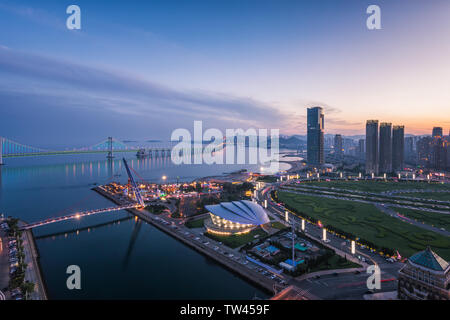 Nacht Starbay in Dalian. Stockfoto