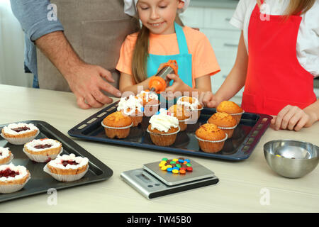 Gruppe von Kindern und Lehrer Vorbereitung Dessert während Kochkurse Stockfoto