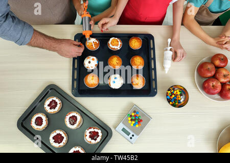 Gruppe von Kindern und Lehrer Vorbereitung Dessert während Kochkurse Stockfoto