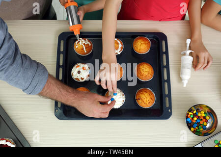 Gruppe von Kindern und Lehrer Vorbereitung Dessert während Kochkurse Stockfoto