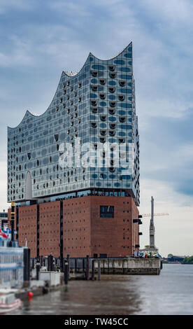 HAMBURG, DEUTSCHLAND - 17. MAI 2019: Elbphilharmonie oder Elbphilharmonie ist ein Konzertsaal in der Stadt Hamburg in Deutschland Stockfoto