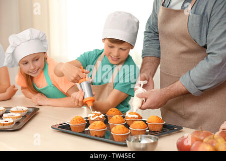 Gruppe von Kindern und Lehrer Vorbereitung Dessert während Kochkurse Stockfoto