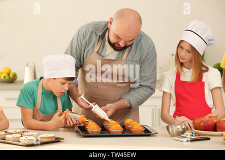 Gruppe von Kindern und Lehrer Vorbereitung Dessert während Kochkurse Stockfoto