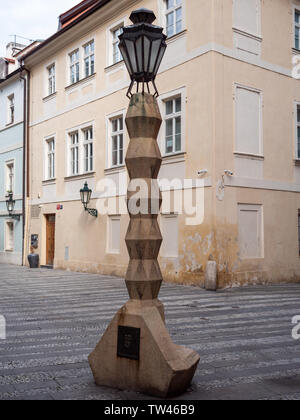 Kubistische Lamp Post auf Jungmann in Prag. Angeblich das einzige kubistische Laterne in der Welt, von Emil Kralicek im Jahr 1912 konzipiert. Stockfoto