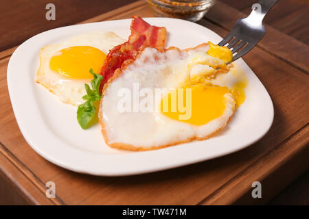 Das Essen köstlich über einfach Eier mit Speck auf dem Küchentisch Stockfoto