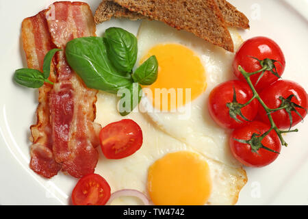 Leckeres Frühstück mit über einfach Eier auf Platte, Nahaufnahme Stockfoto