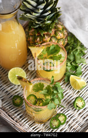 Würzige Ananas Margarita mit Jalapeno Scheiben, Limone und Koriander Zweige Stockfoto