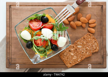 Salat mit Kirschtomaten und Wachteleier in Glas Schüssel serviert. Stockfoto