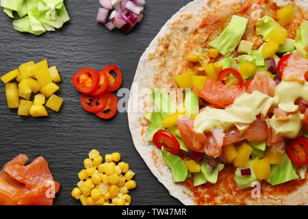 Zutaten für Fisch Tacos auf dunklem Hintergrund Stockfoto