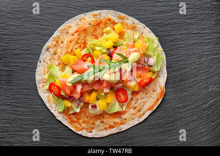 Lecker Fisch taco auf dunklem Hintergrund Stockfoto