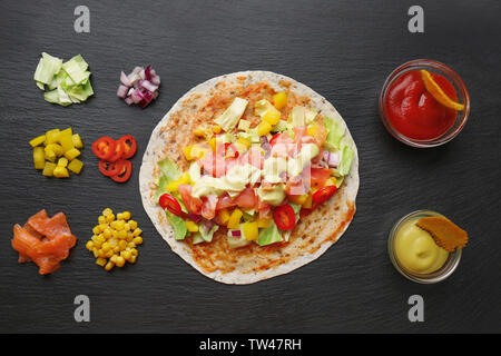 Zutaten für Fisch Tacos auf dunklem Hintergrund Stockfoto