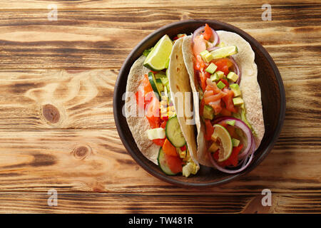 Mit leckeren Fisch Tacos auf hölzernen Hintergrund Platte Stockfoto