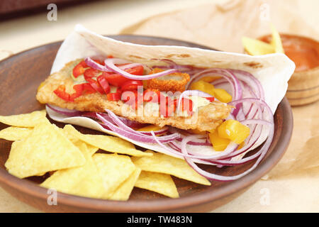 Mit Fisch taco und Chips Platte, Nahaufnahme Stockfoto