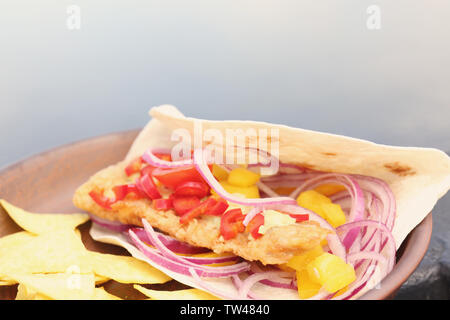 Mit Fisch taco und Chips outdoor Platte Stockfoto