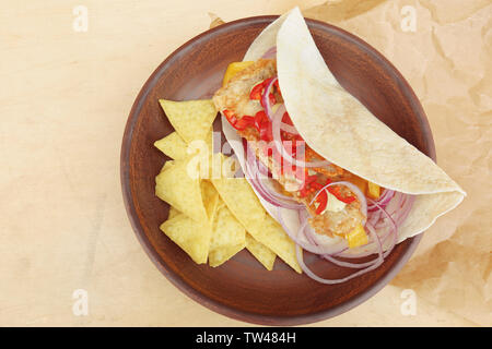 Mit Fisch taco und Chips auf der Tischplatte Stockfoto