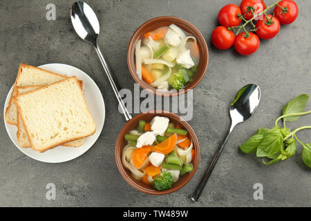 Zwei Schalen mit köstlichen Türkei Suppe am Tisch Stockfoto