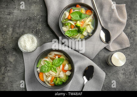 Zwei Schalen mit köstlichen Türkei Suppe am Tisch Stockfoto