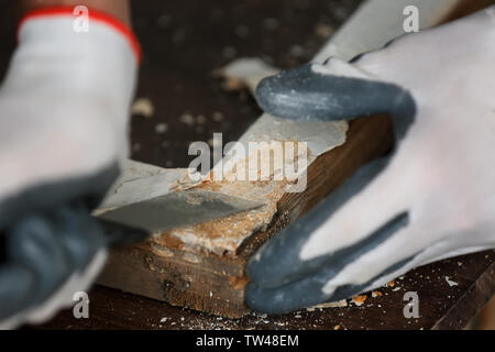 Mitarbeiter Entfernen von Lack von alten Fensterrahmen, Nahaufnahme Stockfoto