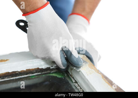 Mitarbeiter Entfernen von Lack von alten Fensterrahmen, Nahaufnahme Stockfoto