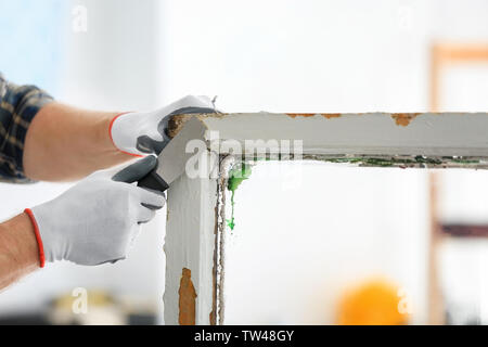 Mitarbeiter Entfernen von Lack von alten Fensterrahmen, Nahaufnahme Stockfoto