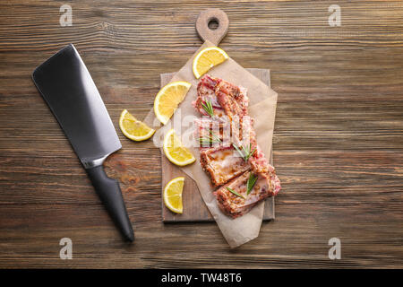 Rohes Schweinefleisch Rippen und Fleisch Cleaver Messer auf Holz- Hintergrund Stockfoto