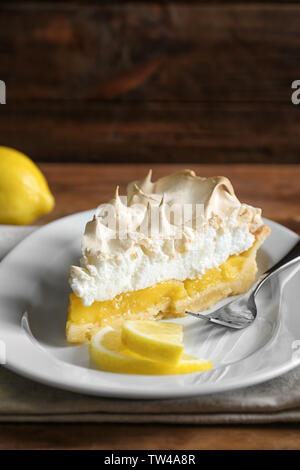 Stück leckeren Zitronenkuchen auf Platte Stockfoto