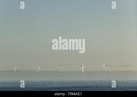 Große Windparks in der Nähe von Kopenhagen in Dänemark Stockfoto