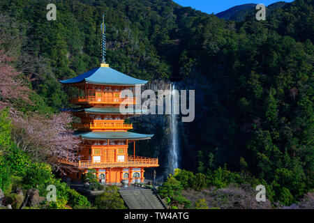 Japanische Pagode und Wasserfall bei Nachi Taisha, Kansai Provinz Stockfoto