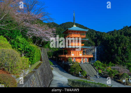 Japanische Pagode und Wasserfall bei Nachi Taisha, Kansai Provinz Stockfoto