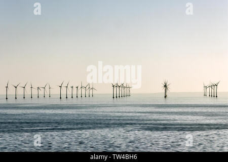 Große Windparks in der Nähe von Kopenhagen in Dänemark Stockfoto