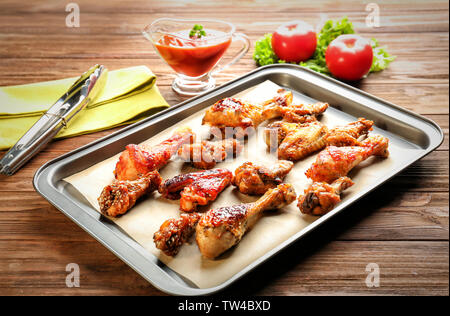 Lecker Huhn mit Sauce auf Backblech Stockfoto