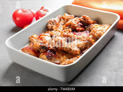 Lecker Huhn mit Sauce Auflaufform auf Tisch Stockfoto