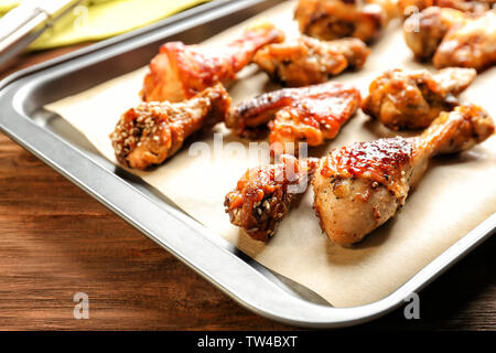 Lecker Huhn mit Sauce auf Backblech, Nahaufnahme Stockfoto