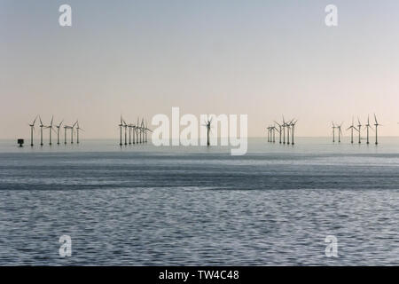 Große Windparks in der Nähe von Kopenhagen in Dänemark Stockfoto