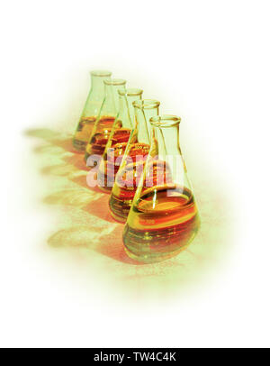 Selektiver Fokus konzeptionelle Bild der Reihe der chemischen Flaschen mit orange Lösungen auf hellen Gelb Grün Oberfläche mit feinen chemischen Formeln. Stockfoto