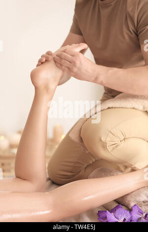 Junge Frau in Fuß Massage im Spa Salon Stockfoto