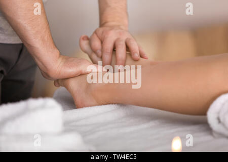 Junge Frau in Fuß Massage im Spa Salon Stockfoto