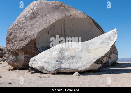 Riesige Felsen in der Nähe des Landers in Südkalifornien war einst ein Treffpunkt für UFO-Gläubige in den 1950er Jahren Stockfoto