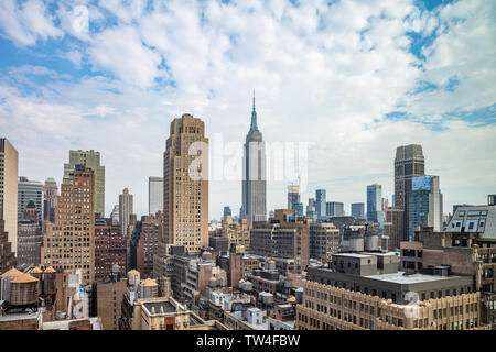 New York, USA. Mai 3rd, 2019. Die Skyline der Stadt. Luftaufnahme von Manhattan Wolkenkratzer und Empire State Building, blauer Himmel mit Wolken Hintergrund Stockfoto