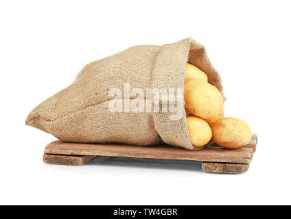 Sack mit Kartoffeln auf Holzbrett vor weißem Hintergrund Stockfoto