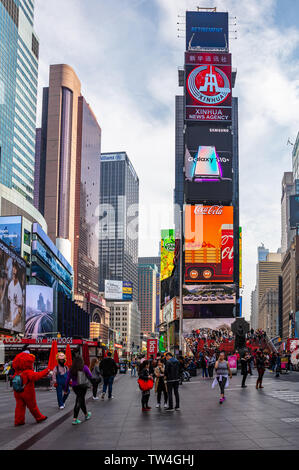 USA, New York, Times Square. Mai 2, 2019. Hohes modernes Gebäude, bunten Neonlichtern, großen kommerziellen Anzeigen und die Menschen in einem Frühlingstag Stockfoto