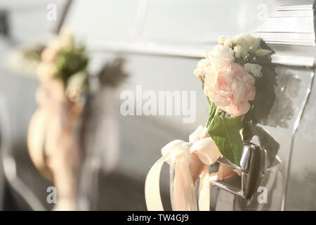 Schönen Blumenschmuck auf Hochzeit Auto, Nahaufnahme Stockfoto