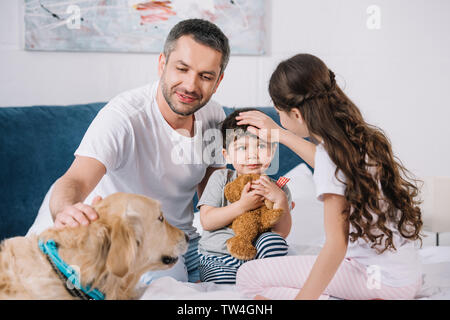 Selektiver Fokus des Menschen berühren Golden Retriever in der Nähe von Kindern zu Hause. Stockfoto