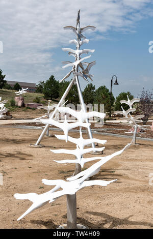 Die Gedenkstätte für die Opfer der Aurora Theater schießen, dass zwölf Menschen getötet und verletzt andere siebzig, in der Nähe von Aurora städtisches Zentrum in Aurora, Colorado installiert. Das Denkmal wurde von der Künstlerin Douwe Blumberg erstellt und besteht aus einem Park - wie Dell mit 83 abstrakten Vögel, einer für jedes Opfer. Dreizehn der Vögel, mit durchsichtigen Flügeln, auf einer Mittelsäule und stellen die zwölf Tote und das ungeborene Kind im Schießen getötet. Stockfoto